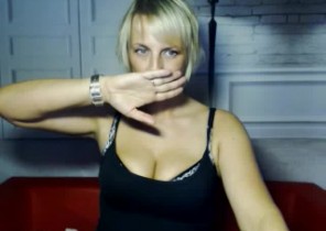 Sloppy chat with  Elgin strip cam dame LuisaDream While I'm Getting naked