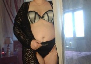 Sugary-sweet chat with  Hailsham XXX show slut SofiexHot While I'm Draining